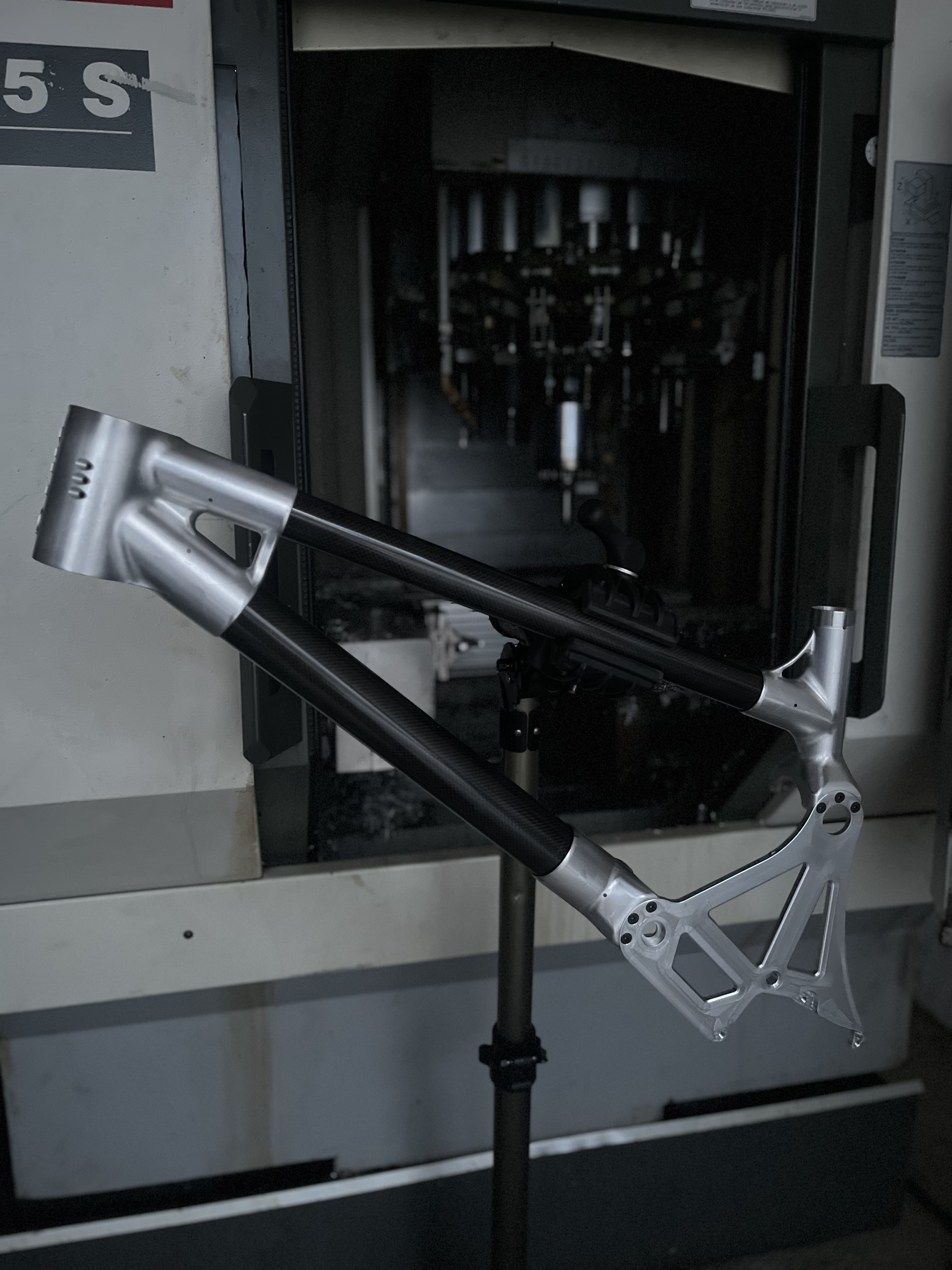 STIK-Rahmen auf dem Werkstattständer vor der CNC-Maschine