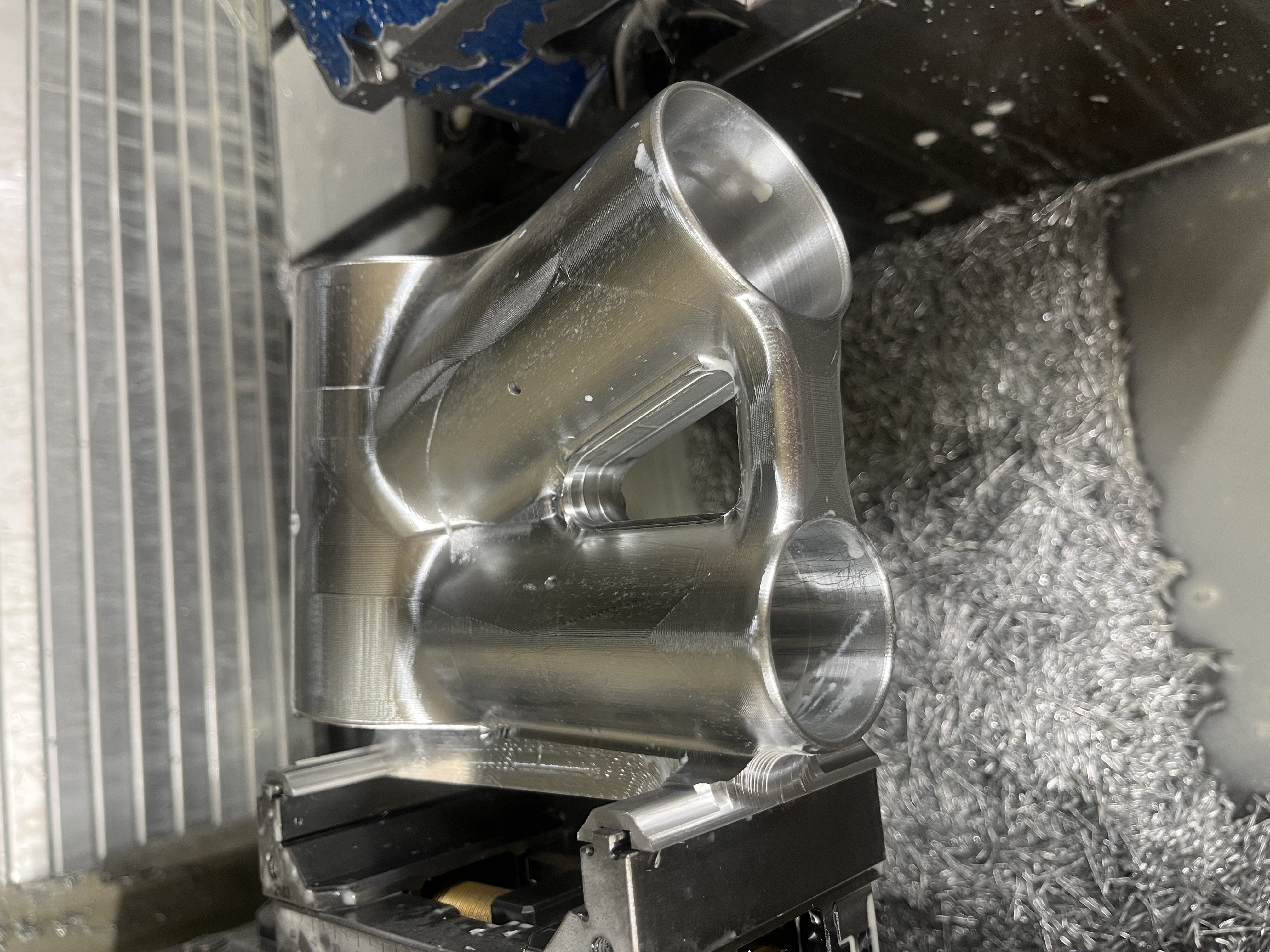 Gefrästes Aluminiumbauteil in der CNC-Maschine