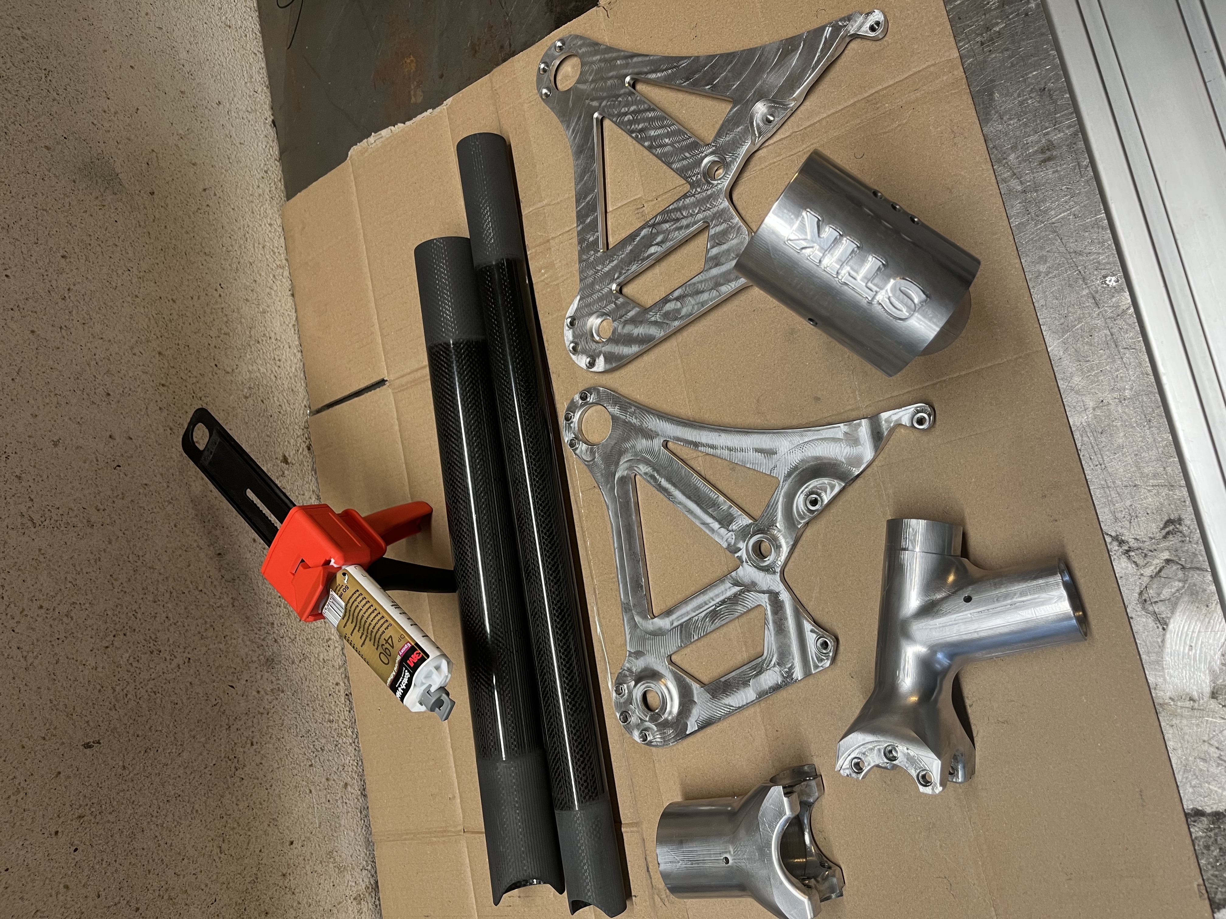 Carbon-Rohre und gefräste Aluminiumteile vor dem Zusammenbau