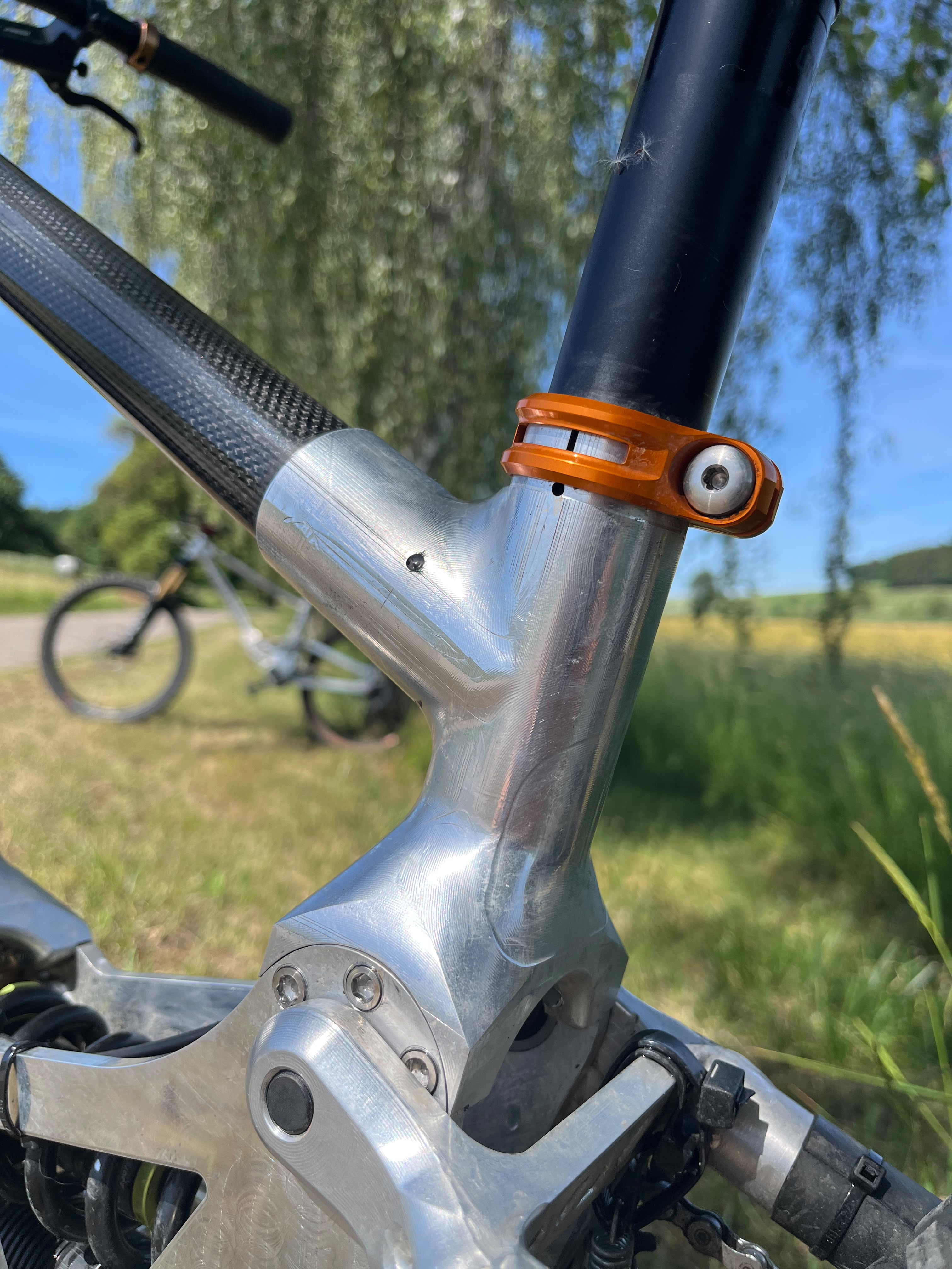 Gefräster Aluminium-Rahmen von STIK im Detail