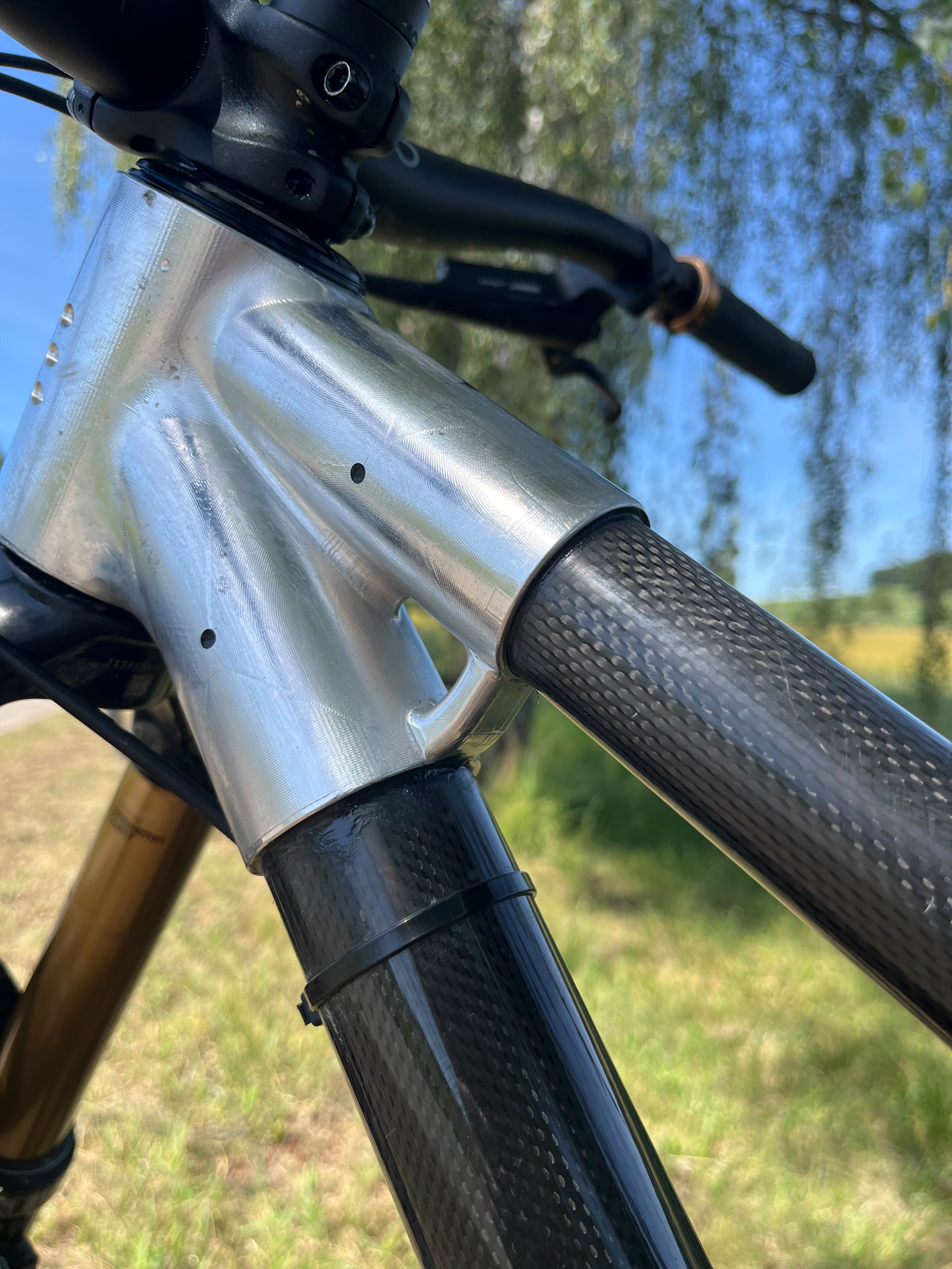 Verbindung von gefrästem Aluminium und Carbon-Rohr
